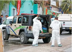  ?? NACHO REYES ?? Peritos, a las afueras del negocio donde ocurrió el ataque en Jalisco.