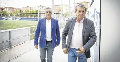  ?? CHUS MARCHADOR ?? Pepe Cuevas, a la izquierda, junto a Jesús Navarro, presidente del Ebro.