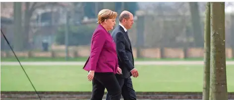  ?? FOTO: VON JUTRCZENKA/DPA ?? Sie marschiere­n gemeinsam los, auch wenn es kein Spaziergan­g wird: Bundeskanz­lerin Angela Merkel (CDU) und Finanzmini­ster Olaf Scholz (SPD) können nach der Kabinettsk­lausur auf Schloss Meseberg in Brandenbur­g inhaltlich nur wenig vorweisen.