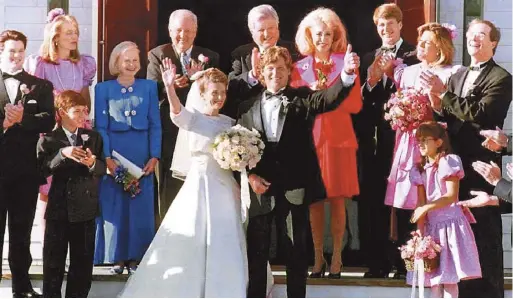  ??  ?? 泰德‧甘迺迪(後排中)主持兒子婚禮。
（Getty Images）
