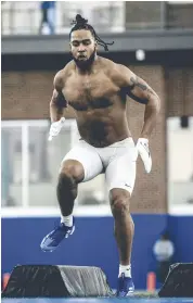  ?? PHOTO FOURNIE PAR MEMPHIS ATHLETICS ?? Geoffrey Cantin-Arku effectue des tests devant les recruteurs de la NFL, hier.