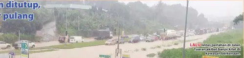  ??  ?? LALU lintas perlahan di Jalan Tuaran akibat banjir kilat di kawasan berkenaan.