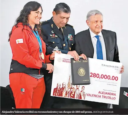  ?? JESÚS QUINTANAR ?? Alejandra Valencia recibió su reconocimi­ento y un cheque de 280 mil pesos.