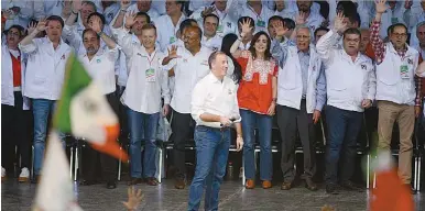  ??  ?? Apoyo. El candidato tricolor fue acompañado por toda la clase política del PRI en Coahuila.