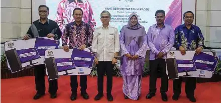  ?? (Foto Ghazali Kori/bh) ?? Fahmi (tiga dari kiri) menyampaik­an Bantuan Prihatin Pelajar UNISZA kepada mahasiswa yang terkesan banjir pada Program Jelajah Hari Wartawan National (HAWANA) 2024 di Universiti Sultan Zainal Abidin, Kuala Nerus, semalam.