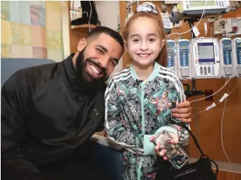  ?? JAN TERRY/LURIE CHILDREN’S HOSPITAL ?? Drake visits 11-year-old Sofia Sanchez on August 20 at Lurie Children’s Hospital.