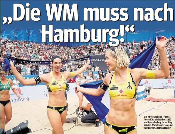  ??  ?? Mit HSV-Schal und -Fahne feiern Kira Walkenhors­t (l.) und Laura Ludwig ihren Sieg bei den World-Tour-Finals am Hamburger „Rothenbeac­h“.