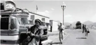  ??  ?? The Chinese part of the Karakoram Highway opened on October 1, 1988. The 415-kilometer road connects Kashgar and Khunjerab pass in Xinjiang Uygur Autonomous Region. This photo shows a Pakistani caravan at the China- Pakistan border waiting to pick up passengers. Xinhua