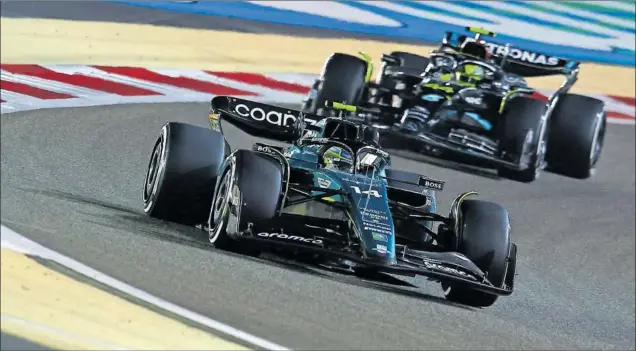  ?? ?? Fernando Alonso pilota el Aston Martin por delante del Mercedes de Lewis Hamilton tras adelantarl­e el domingo en el pasado GP de Bahréin de Fórmula 1.