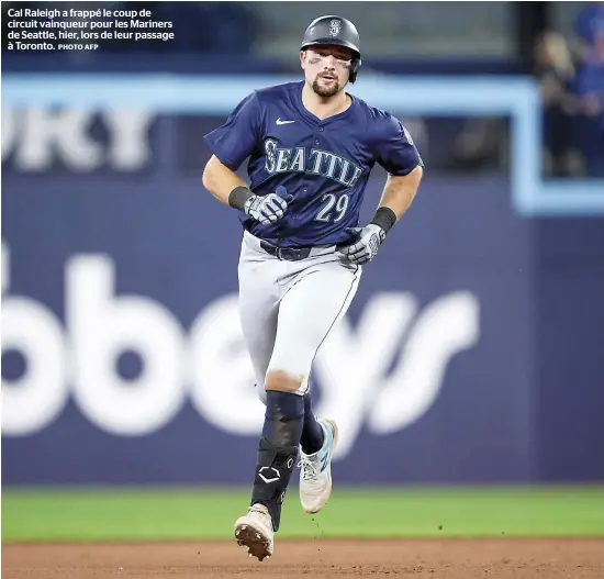  ?? PHOTO AFP ?? Cal Raleigh a frappé le coup de circuit vainqueur pour les Mariners de Seattle, hier, lors de leur passage à Toronto.