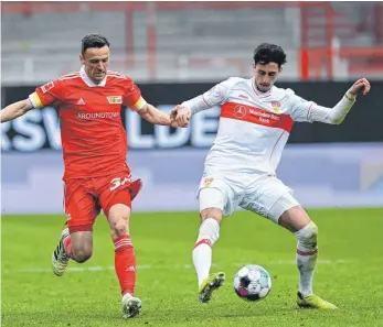  ?? FOTO: MATTHIAS KOCH/IMAGO IMAGES ?? Spielte in Berlin die vollen 90 Minuten: VfB-Mittelfeld­mann Atakan Karazor (rechts), hier im Zweikampf mit Union Berlins Ex-Stuttgarte­r Christian Gentner.