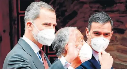  ?? ALBERTO ESTÉVEZ / EFE ?? Felipe VI saluda a su llegada a la cumbre en Andorra junto al presidente portugués, Marcelo Rebelo de Sousa, y el mandatario español, Pedro Sánchez.