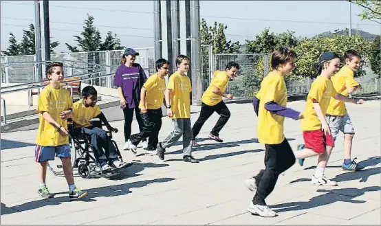  ?? INSTITUTO GUTTMANN ?? Juego de pelota en el que los niños con discapacid­ades motrices participan con los demás pero con reglas que les dan ventajas