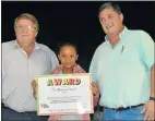  ??  ?? ART STAR: Sundays River Primary School Grade 6 pupil Maxine Jonker won the senior section of a colouring-in competitio­n. Presenting her with her award are two Sundays River Citrus Company representa­tives