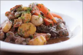  ?? ALAN DEP — MARIN INDEPENDEN­T JOURNAL ?? Boeuf Bourguigno­n is served at Petite Left Bank restaurant in Tiburon.