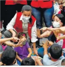  ?? FOTOS: EFE ?? La Reina con los escolares del diseminado de La Lima.