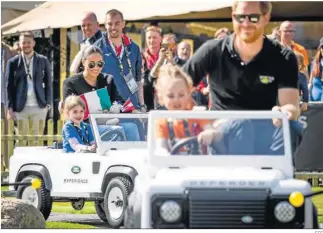 ?? EFE ?? El príncipe Harry y su esposa Meghan con sendos vehículos infantiles este sábado en La Haya.