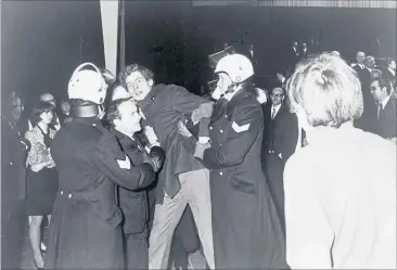  ?? [ DB / dpa / picturedes­k.com] ?? Polizeiein­satz am 9. 12. 1968: Demonstran­ten und Texter Ernst Schnabel wurden verhaftet.