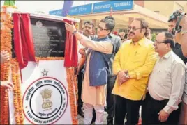  ?? SAMEER SEHGAL/HT ?? Union minister of state for home affairs Kiren Rijiju (left) along with Rajya Sabha MP Shwait Malik (centre) and Mayor Bakshi Ram Arora (right) laying the foundation stone of 107ft high Tricolour at Integrated Check Post (ICP) at Attari near Amritsar...