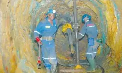  ??  ?? Zambian miners at work