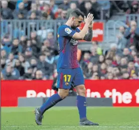  ?? FOTO: PEP MORATA ?? Paco Alcácer, aplaudido por el Camp Nou tras marcar y ser sustituido