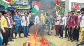  ??  ?? Members of the Maharashtr­a Navnirman Sena protest against Chinese products in Navi Mumbai, Maharashtr­a, on Monday. BACHCHAN KUMAR/HT PHOTO