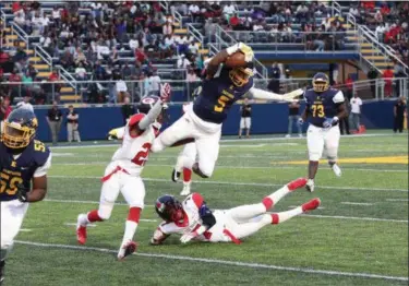  ?? TIM PHILLIS — THE NEWS-HERALD ?? Euclid’s Dre’von Lindsay catches a pass in traffic during the Panthers’ 42-17 win Aug. 23 over Glenville.