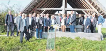  ?? FOTO: BLANKENHOR­N ?? Der Wasser- und Bodenverba­nd Sechta-Eger hat sein 30-jähriges Jubiläum gefeiert. Im Anschluss an den Festakt machte sich die Festgesell­schaft auf einer Busfahrt ein Bild von der Arbeit des Verbandes