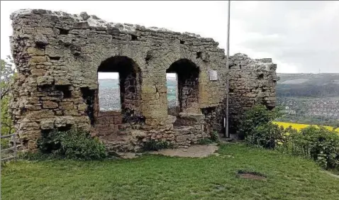  ??  ?? Von der Ruine der Kunitzburg (Burg Gleißberg) bietet sich ein herrlicher Blick über Jena und das Saaletal. Die Burg entstand im . Jahrhunder­t als Reichsburg und wurde Mitte des . Jahrhunder­ts zerstört. Ein Freundeskr­eis kümmert sich um die...