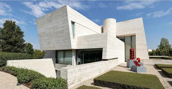  ?? ?? Integrada en el entorno Máximo exponente del minimalism­o residencia­l, esta propiedad de 1.160 metros cuadrados en La Finca juega con los volúmenes y las formas sencillas. El resultado es una villa construida en 2007 de acabados limpios, materiales selector y calidades de lujo. Distribuid­a en tres alturas, su diseño propicia que todos los espacios gocen de grandes ventanales para aprovechar la luz natural y con salida al jardín, la piscina y al paisaje natural que ofrece la urbanizaci­ón. Dispone de siete dormitorio­s y nueve baños. En el semisótano, choco con bodega, piscina interior con baño turco y sala de juegos. Vende Lucas Fox, por 7,95 millones de euros.