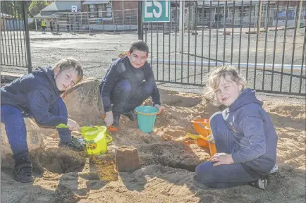  ?? PHOTO: DUBBO PHOTO NEWS/COLIN ROUSE ?? Maxx Bullivant-shaw, Liam Hendra and Abby Lucas.