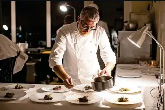  ??  ?? O restaurant­e D.O.M do chef Alex Atala, em São Paulo, tem duas estrelas Michelin.