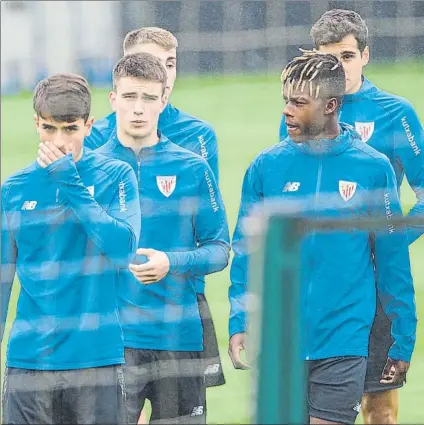  ?? FOTO: JUAN ECHEVERRÍA ?? De abajo Beñat Prados, Mendibe, Jaso, Baqué y Nico Williams subieron ayer a entrenar con el primer equipo