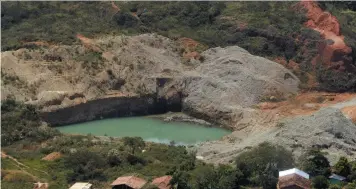  ?? (EFE) ?? Vista aérea de una mina ilegal de oro ubicada en la zona rural de Santander de Quilichao en el departamen­to de Cauca.