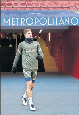  ??  ?? Marcos Llorente sale del vestuario para entrenarse en el Wanda Metropolit­ano.