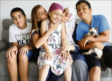  ??  ?? Manel entourée de sa famille, sa maman Myriam à droite, sa tante Fathen à gauche, deux de ses grands frères Noé et Adam, ainsi que son chat chéri Caramel. (Photos Patrice Lapoirie)