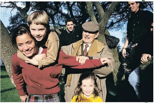  ?? LUIS DAVILLA / GETTY ?? En la fotografía, el escritor vallisolet­ano Miguel Delibes rodeado de sus nietos