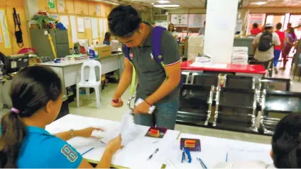  ?? SUNSTAR FOTO / ALLAN CUIZON ?? POLLS. A candidate for the May 14 barangay and SK elections files his certificat­e of candidacy before a Comelec office.