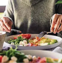  ?? Foto: Shuttersto­ck ?? Um das Fasten durchzuhal­ten, sollte man sich während des Essens der Nahrungsau­fnahme voll bewusst sein.