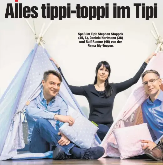  ??  ?? Spaß im Tipi: Stephan Stoppok (45, l.), Daniela Hartmann (38) und Ralf Renner (46) von der
Firma My-Teepee.