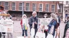  ?? RP-FOTO: ANNE ORTHEN ?? Stadtdecha­nt Frank Heidkamp im Gespräch mit den Frauen, die ihre Thesen zur Modernisie­rung der Kirche hochhalten.