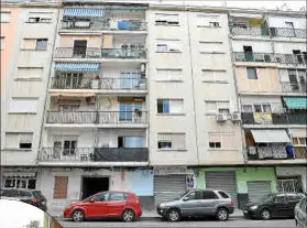  ?? Fotos: PILAR PELLICER ?? Altos precios. Las familias sufren estafas por alquileres sin contrato y habitacion­es realquilad­as a más de 500 euros.