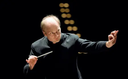  ??  ?? Milanese
Il direttore d’orchestra Gianandrea Noseda, 55 anni. Nato e cresciuto a Milano, ha studiato alla Scala. Oggi dirige le orchestre dei maggiori teatri del mondo, in tournée che lo portano dalla Cina agli Stati Uniti