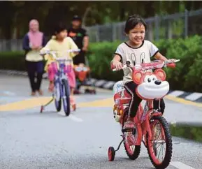  ??  ?? GUNAKANLAH masa terluang untuk beriadah bersama keluarga atau melakukan aktiviti berfaedah bersama pasangan dan anak-anak semaksimum yang boleh.