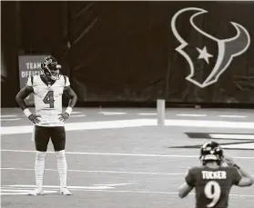  ?? Brett Coomer / Staff photograph­er ?? Quarterbac­k Deshaun Watson watches the Ravens prepare for the extra point after Keke Coutee’s fumble was returned for a touchdown in Sunday’s first half.