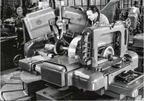  ??  ?? Métodos pioneros. A principios de siglo, Renault establecía la fabricació­n en serie y tras la II Guerra Mundial se lanzaba a las grandes series. Pierre Béziers, ideó las «máquinas transfer» y más tarde implantarí­a la creación y la fabricació­n asistidas por ordenador.