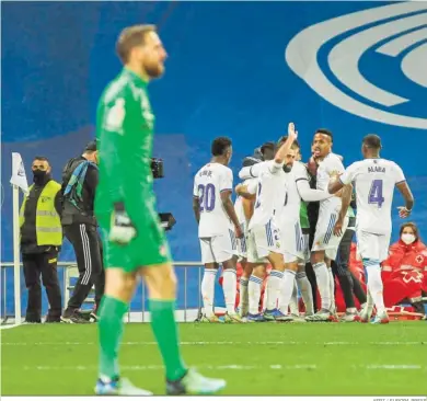  ?? AFP7 / EUROPA PRESS ?? Los jugadores del Real Madrid festejan el segundo gol, de Marco Asensio, con Oblak en primer término.