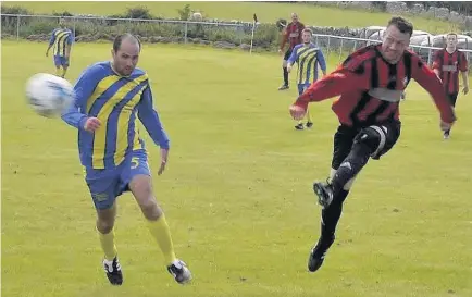  ??  ?? Llanystumd­wy’s Tom Williams (left) can only look on as Bro Goronwy’s Andy Williams volleys home