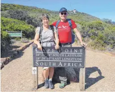  ?? FOTO: PRIVAT ?? Das Ehepaar Knaier auf einem Ausflug zum Cape Point an der Spitze von Südafrika. Der Aussichtsp­unkt liegt etwa zwei Kilometer östlich vom Kap der Guten Hoffnung entfernt.