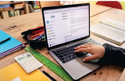  ?? FOTO: ULRICH PERREY/DPA ?? Unterricht zu Hause: Das gehört auch für die Schüler und Schülerinn­en des Kardinal-von-Galen-Gymnasiums seit der Corona-Pandemie zum Schulallta­g.